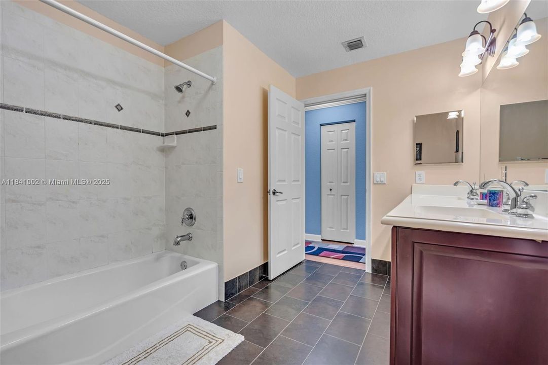 Под контрактом: $1,168,000 (4 спален, 3 ванн, 3162 Квадратных фут)