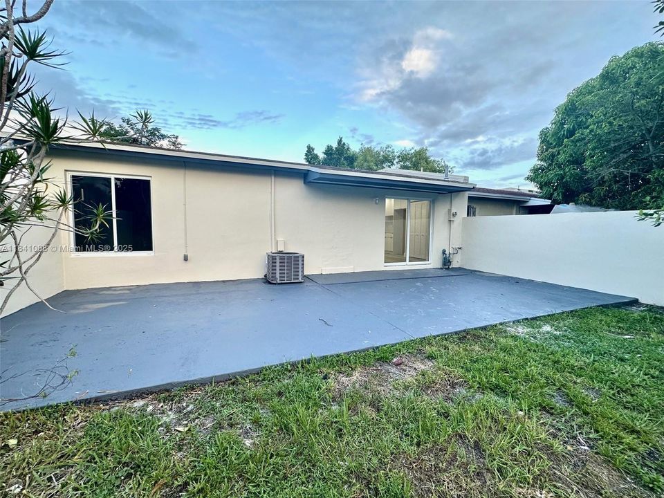 最近售出: $389,000 (3 贝兹, 1 浴室, 1019 平方英尺)