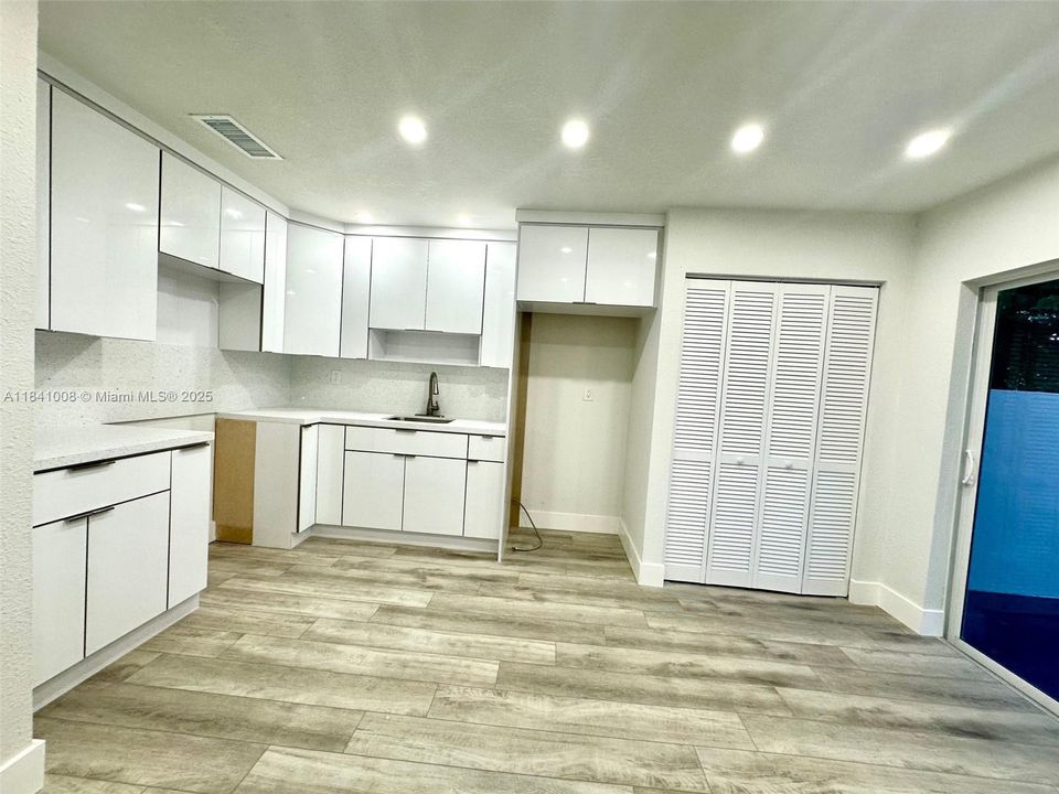 最近售出: $389,000 (3 贝兹, 1 浴室, 1019 平方英尺)