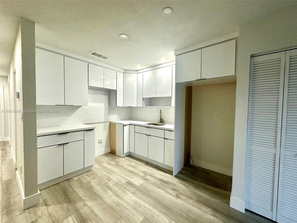 最近售出: $389,000 (3 贝兹, 1 浴室, 1019 平方英尺)