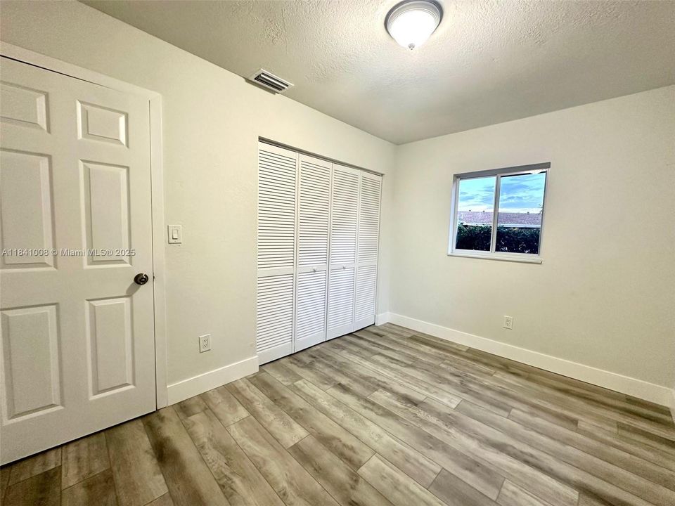 最近售出: $389,000 (3 贝兹, 1 浴室, 1019 平方英尺)