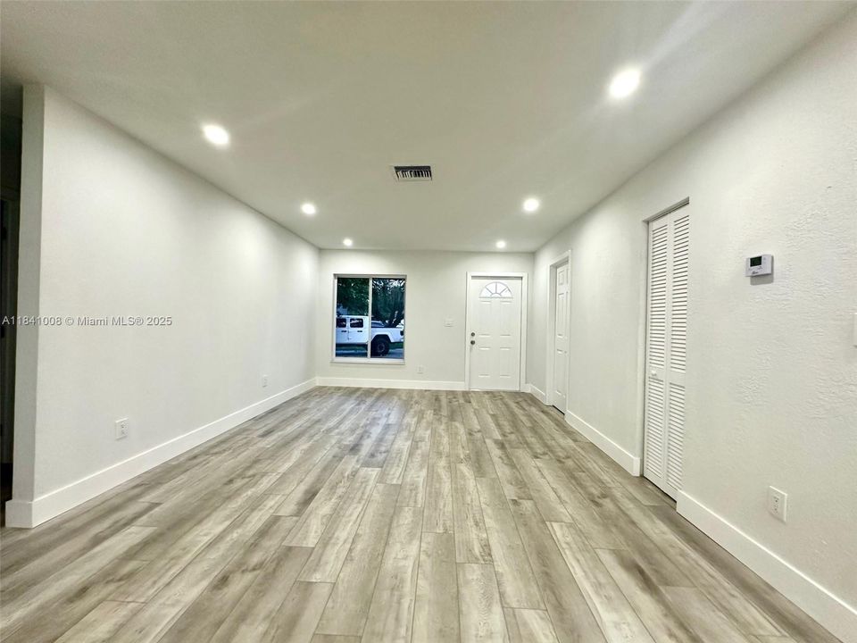 最近售出: $389,000 (3 贝兹, 1 浴室, 1019 平方英尺)