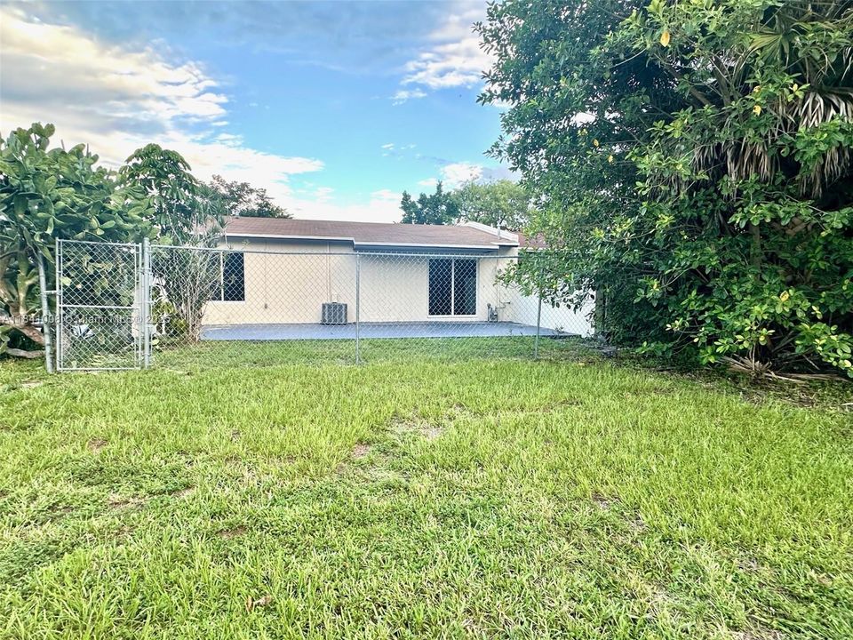 最近售出: $389,000 (3 贝兹, 1 浴室, 1019 平方英尺)