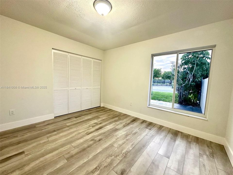 最近售出: $389,000 (3 贝兹, 1 浴室, 1019 平方英尺)