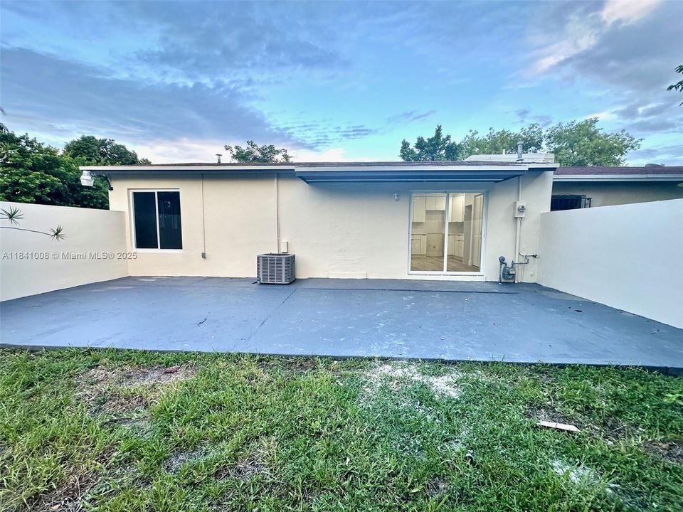 最近售出: $389,000 (3 贝兹, 1 浴室, 1019 平方英尺)