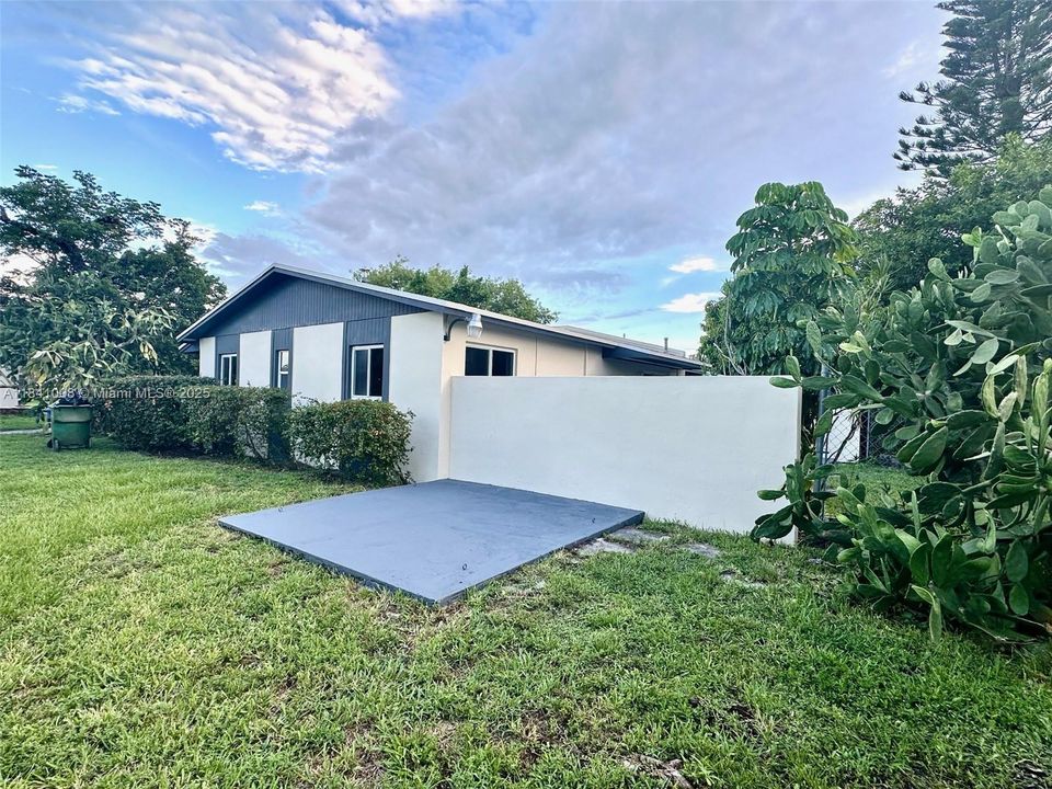 最近售出: $389,000 (3 贝兹, 1 浴室, 1019 平方英尺)