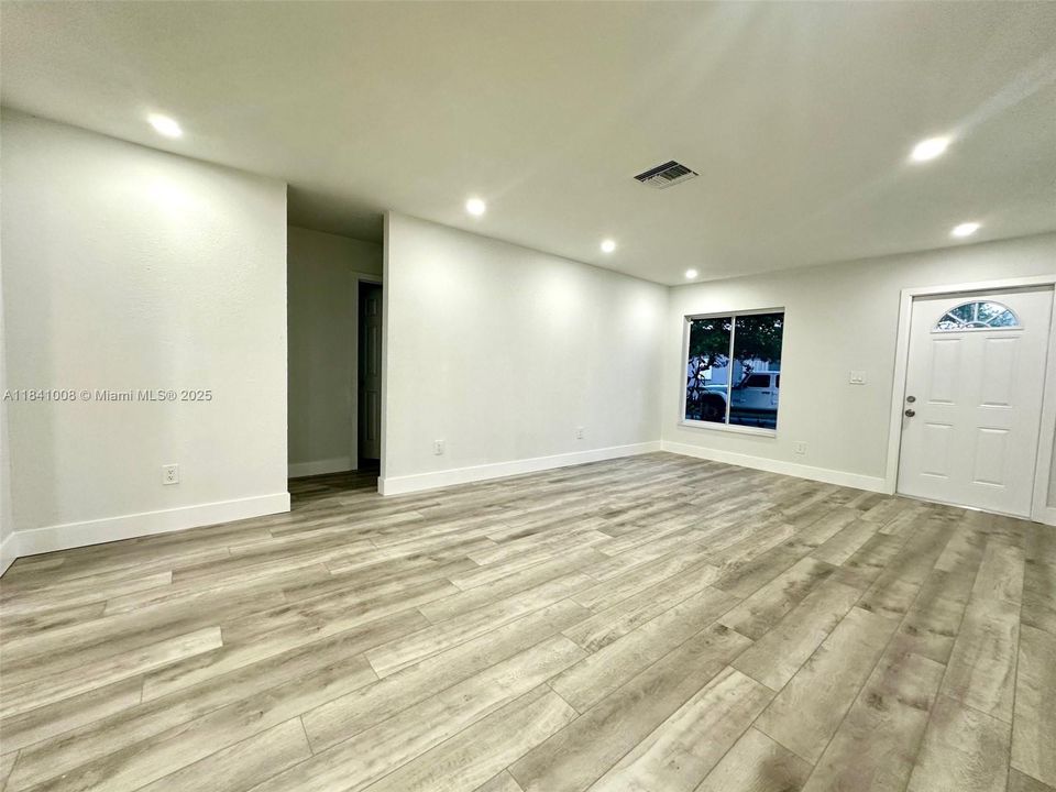 最近售出: $389,000 (3 贝兹, 1 浴室, 1019 平方英尺)