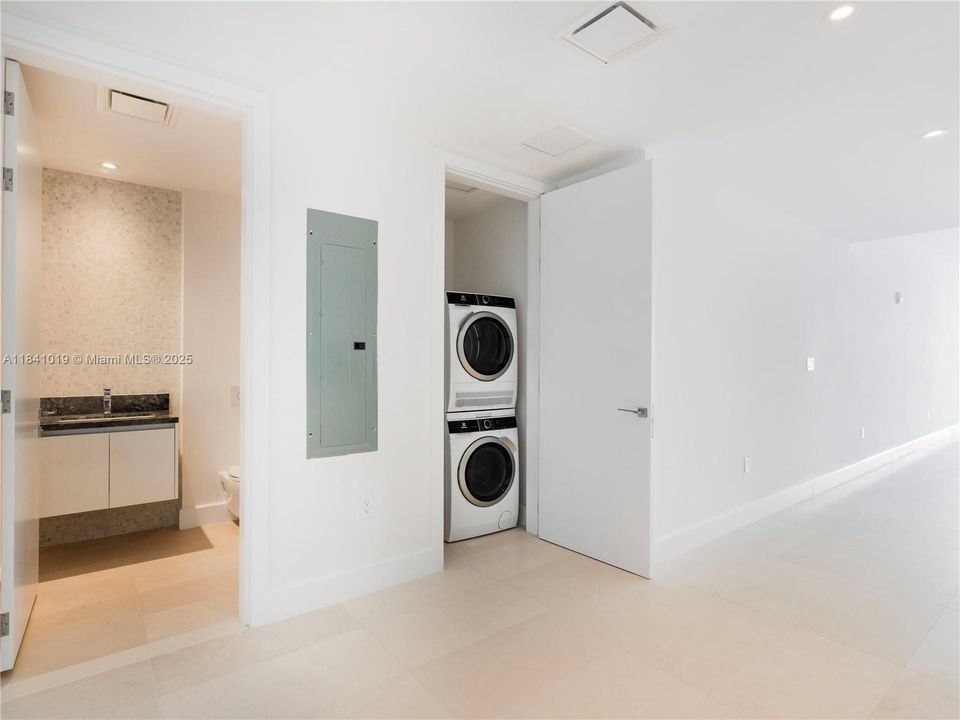 For Sale: $1,775,000 (2 beds, 2 baths, 1910 Square Feet)