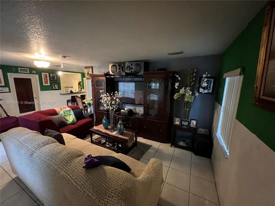 最近售出: $465,000 (3 贝兹, 2 浴室, 1648 平方英尺)