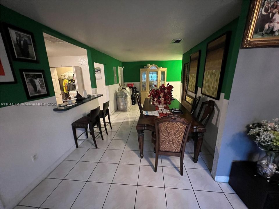 最近售出: $465,000 (3 贝兹, 2 浴室, 1648 平方英尺)