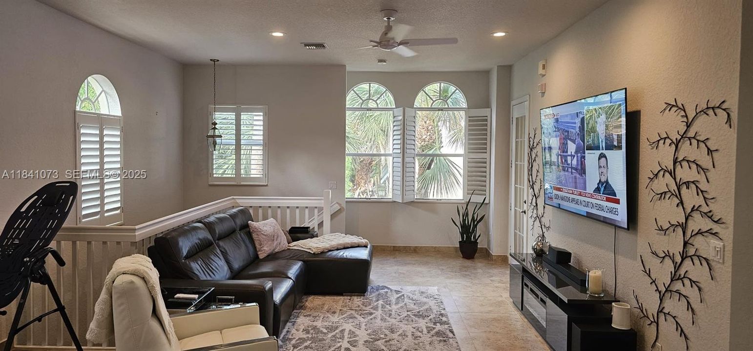 En Venta: $436,000 (3 camas, 2 baños, 1421 Pies cuadrados)