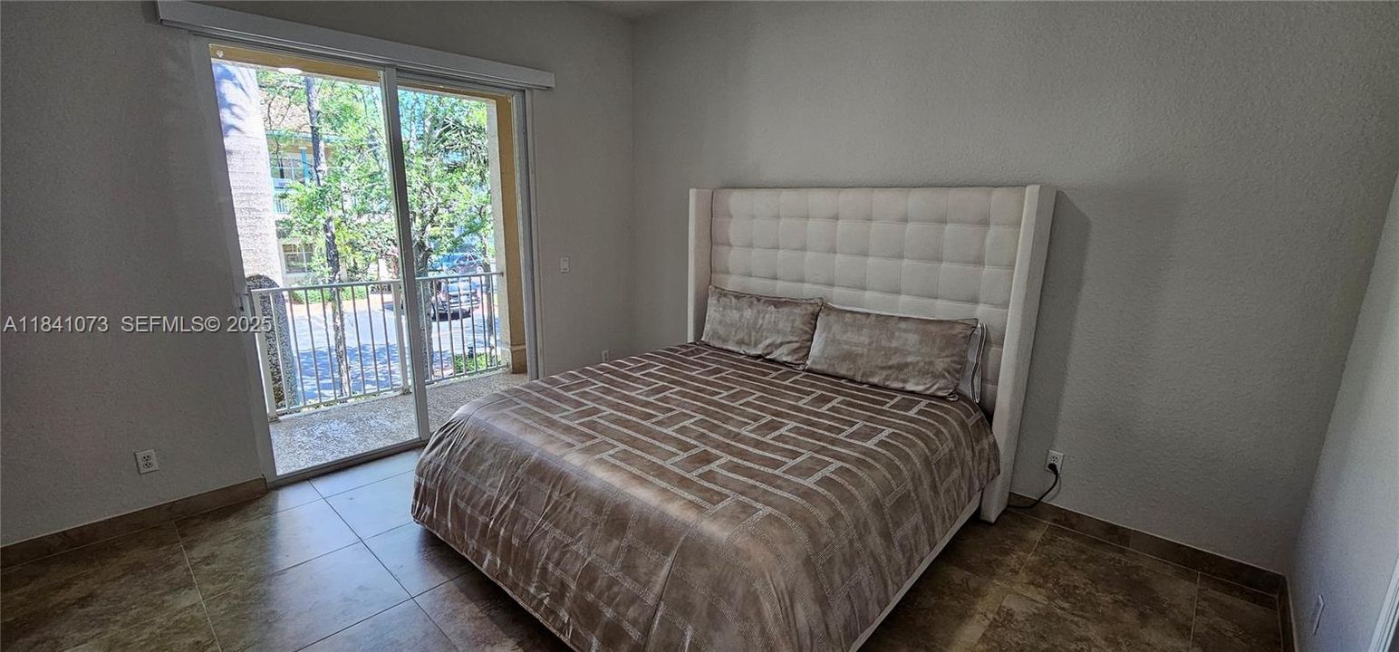 Large Master Bedroom Fits King Bed & 2 Nighstands