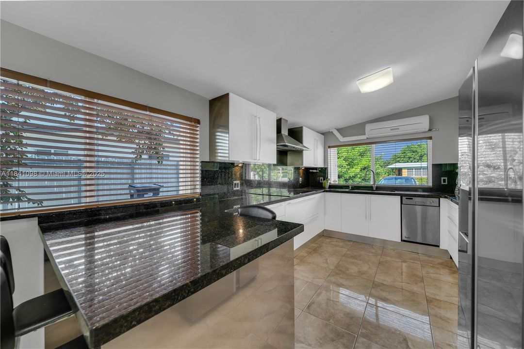 Vendido Recientemente: $799,000 (5 camas, 4 baños, 1891 Pies cuadrados)