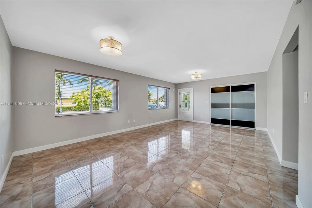 Vendido Recientemente: $799,000 (5 camas, 4 baños, 1891 Pies cuadrados)