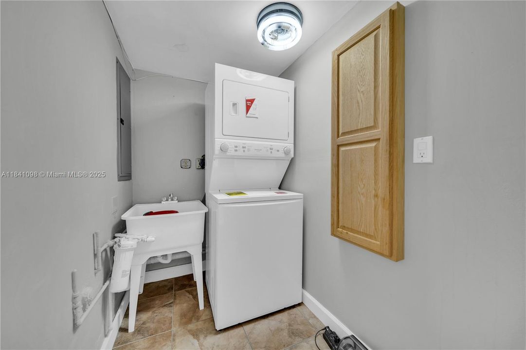 Vendido Recientemente: $799,000 (5 camas, 4 baños, 1891 Pies cuadrados)