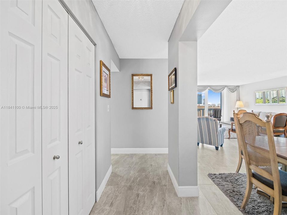 待售: $349,000 (2 贝兹, 2 浴室, 1092 平方英尺)