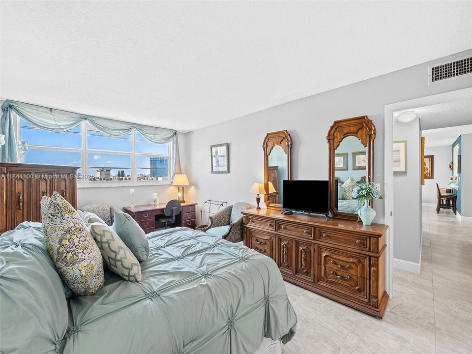 待售: $349,000 (2 贝兹, 2 浴室, 1092 平方英尺)