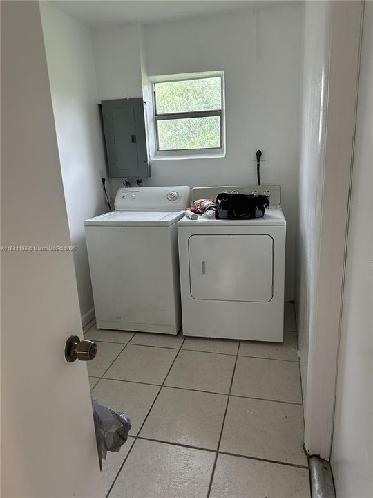 待售: $290,000 (4 贝兹, 2 浴室, 1560 平方英尺)