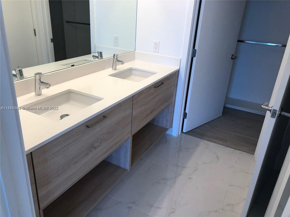 待售: $650,000 (2 贝兹, 2 浴室, 1115 平方英尺)