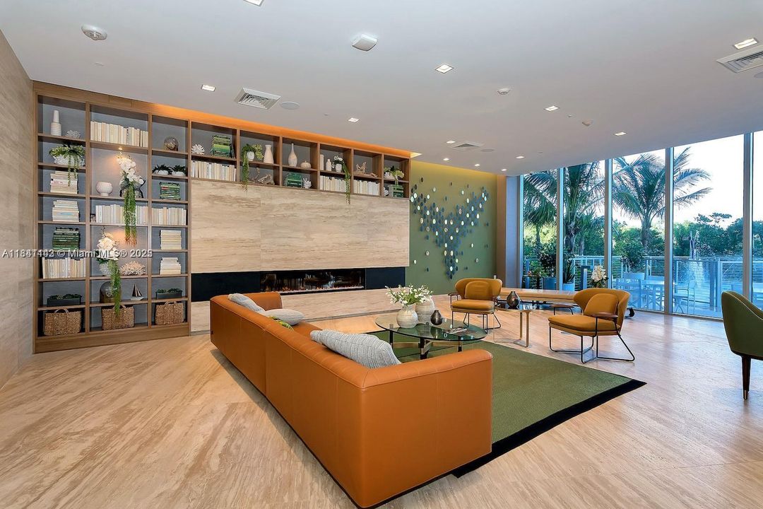 待售: $650,000 (2 贝兹, 2 浴室, 1115 平方英尺)