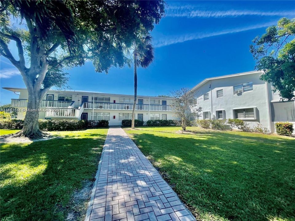 待售: $89,900 (1 贝兹, 1 浴室, 703 平方英尺)