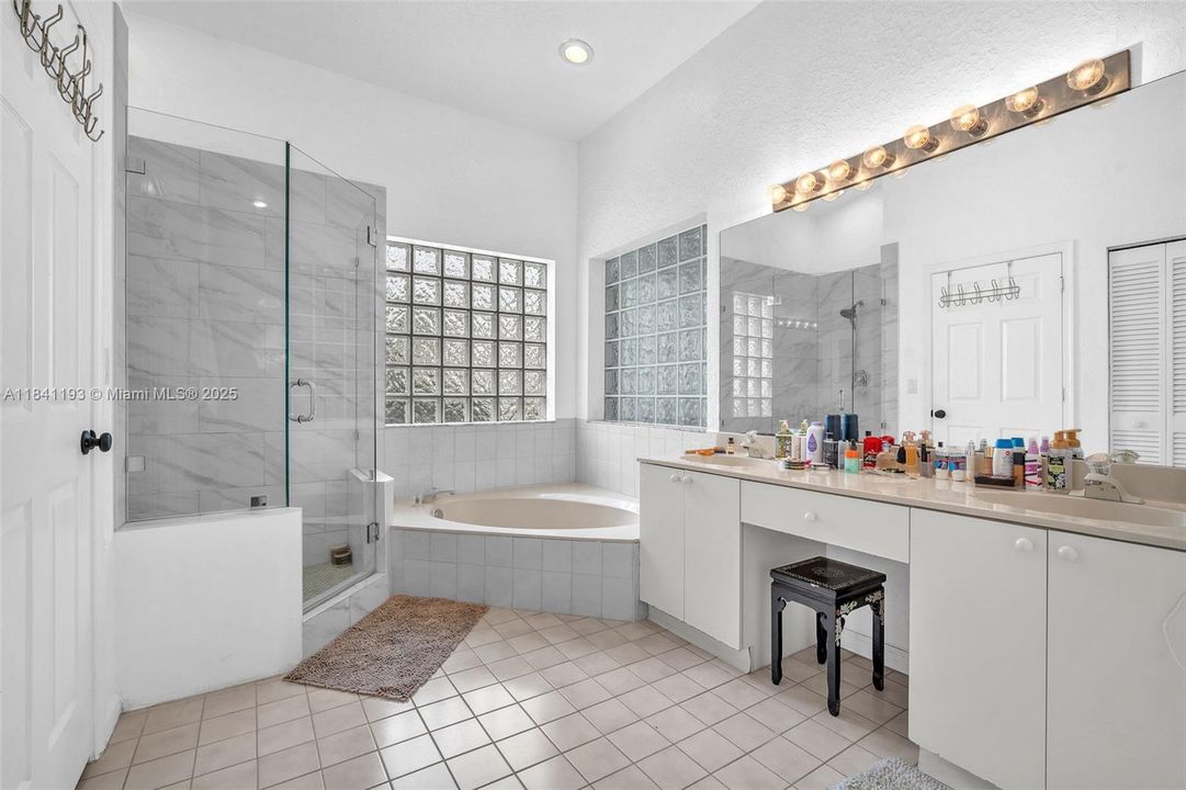 Activo con contrato: $4,800 (4 camas, 2 baños, 2882 Pies cuadrados)