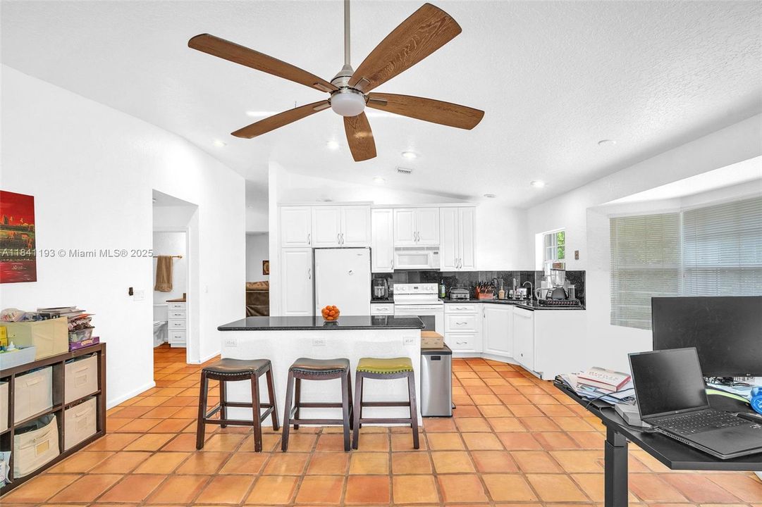 Activo con contrato: $4,800 (4 camas, 2 baños, 2882 Pies cuadrados)