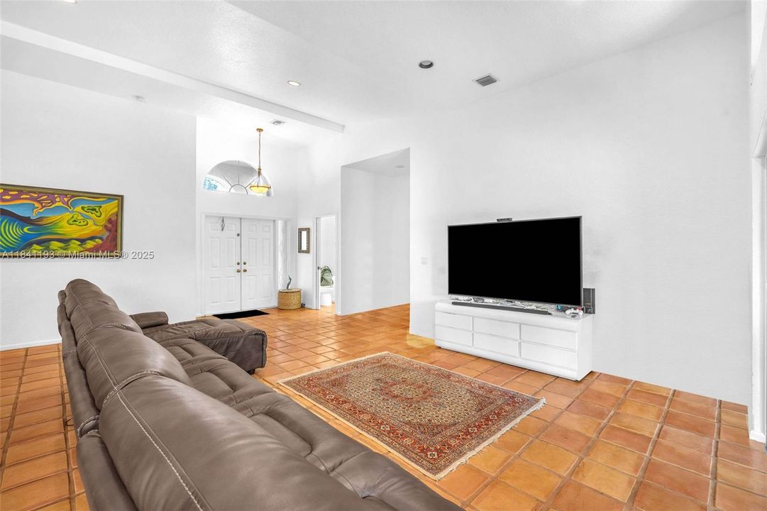 Activo con contrato: $4,800 (4 camas, 2 baños, 2882 Pies cuadrados)