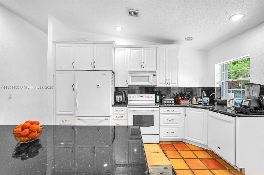 Activo con contrato: $4,800 (4 camas, 2 baños, 2882 Pies cuadrados)