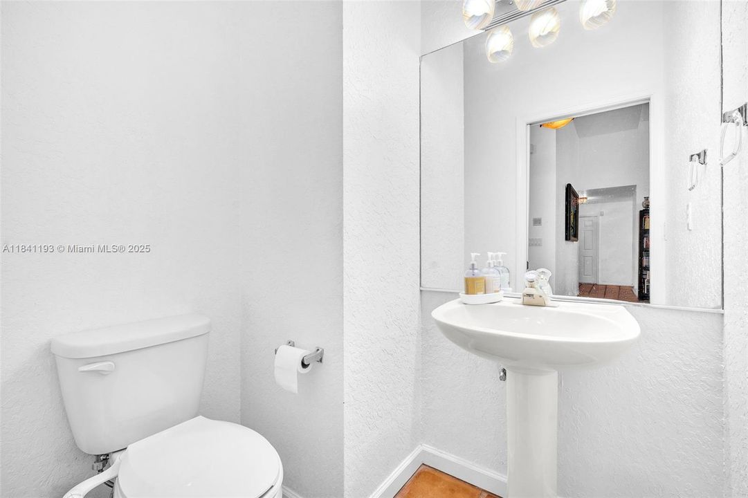 Activo con contrato: $4,800 (4 camas, 2 baños, 2882 Pies cuadrados)