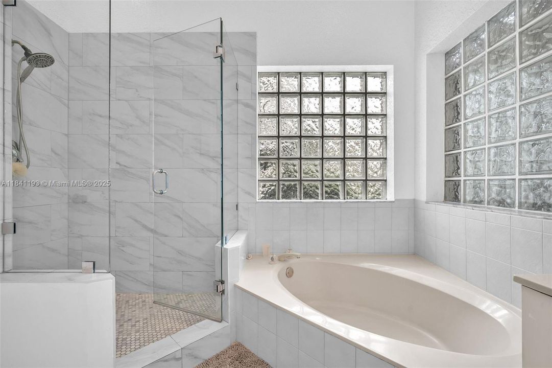 Activo con contrato: $4,800 (4 camas, 2 baños, 2882 Pies cuadrados)