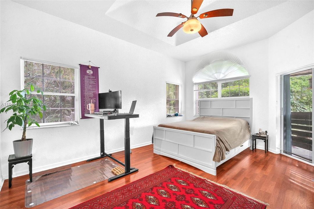 Activo con contrato: $4,800 (4 camas, 2 baños, 2882 Pies cuadrados)