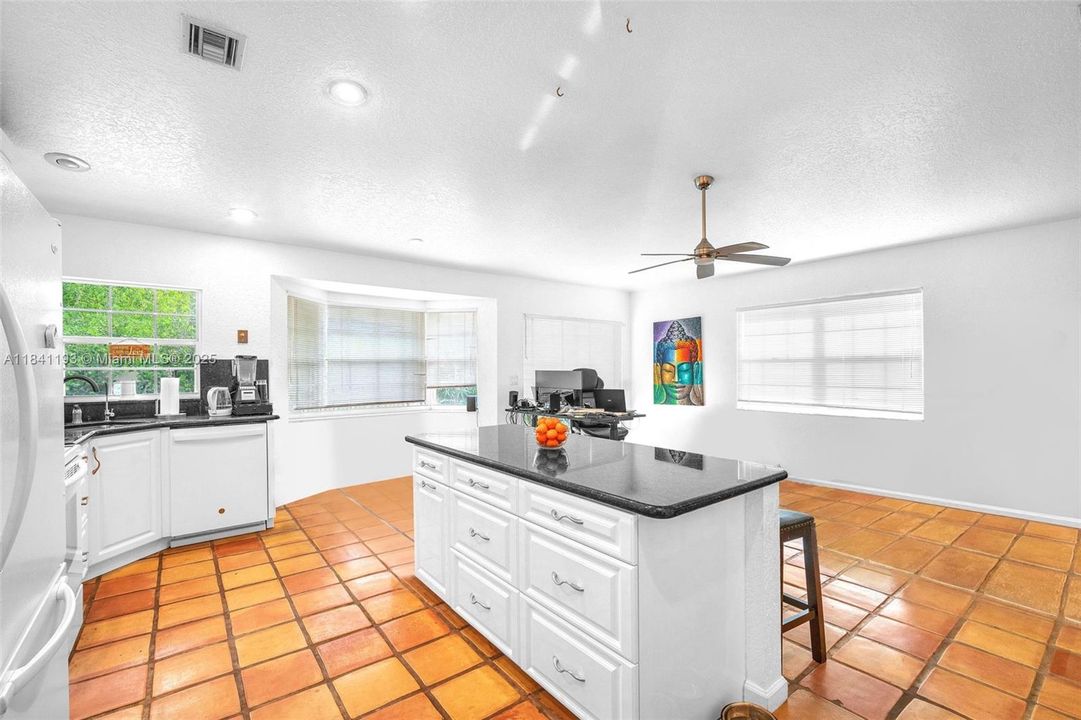 Activo con contrato: $4,800 (4 camas, 2 baños, 2882 Pies cuadrados)