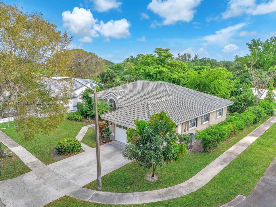 Activo con contrato: $4,800 (4 camas, 2 baños, 2882 Pies cuadrados)