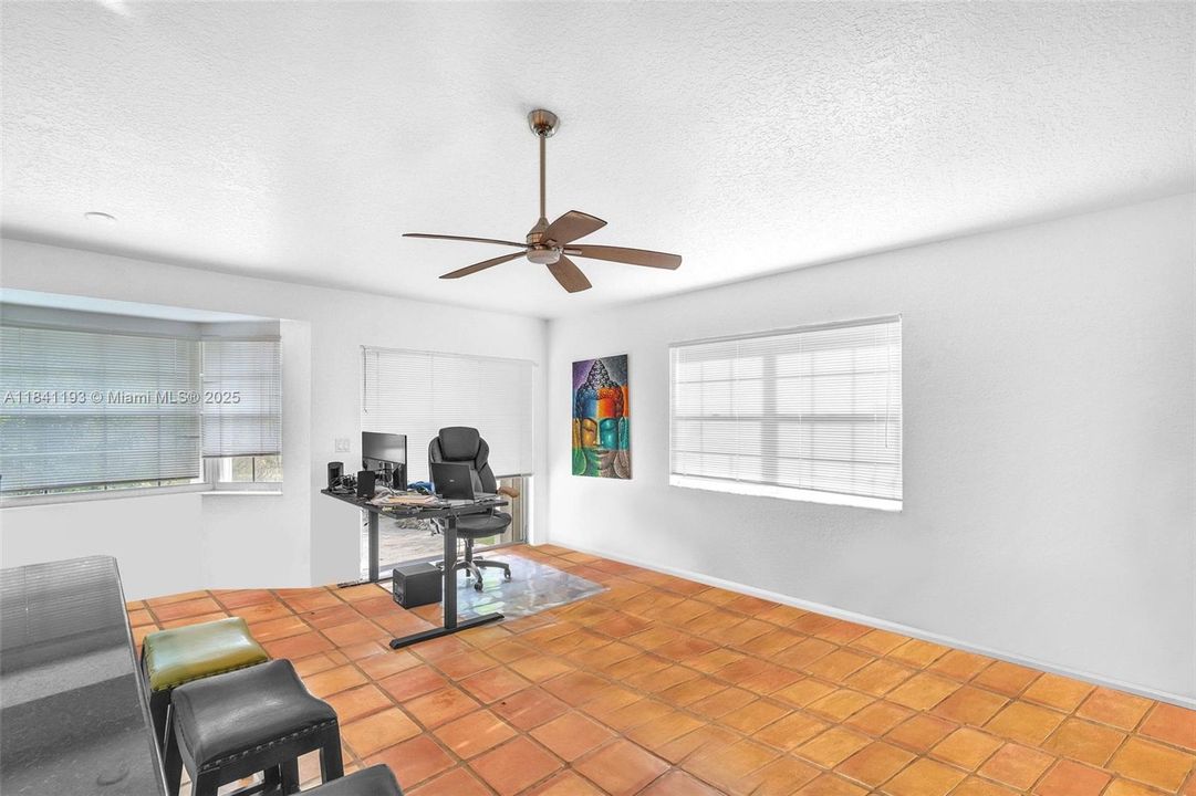 Activo con contrato: $4,800 (4 camas, 2 baños, 2882 Pies cuadrados)