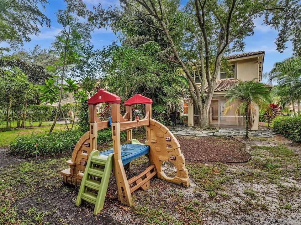 Recently Rented: $3,600 (3 beds, 2 baths, 1653 Square Feet)