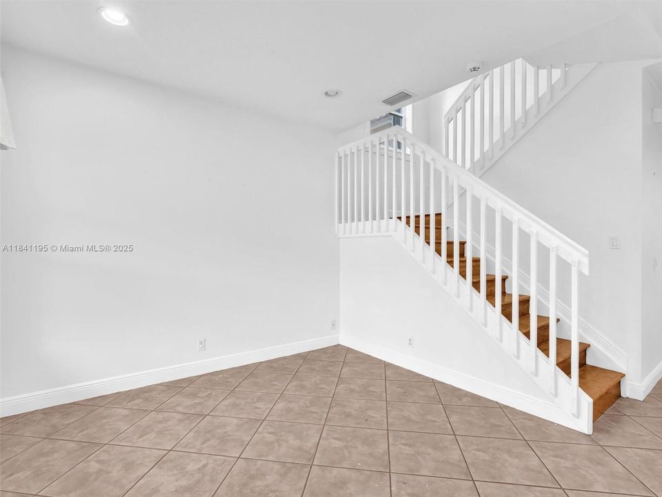 Recently Rented: $3,600 (3 beds, 2 baths, 1653 Square Feet)