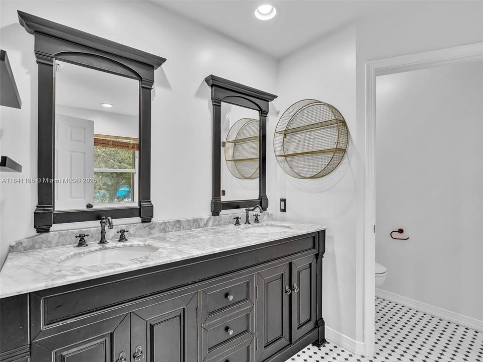 Recently Rented: $3,600 (3 beds, 2 baths, 1653 Square Feet)