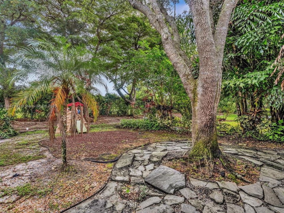 Recently Rented: $3,600 (3 beds, 2 baths, 1653 Square Feet)