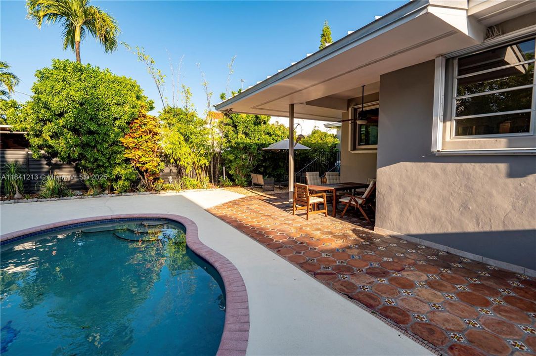 For Sale: $1,200,000 (3 beds, 2 baths, 1536 Square Feet)