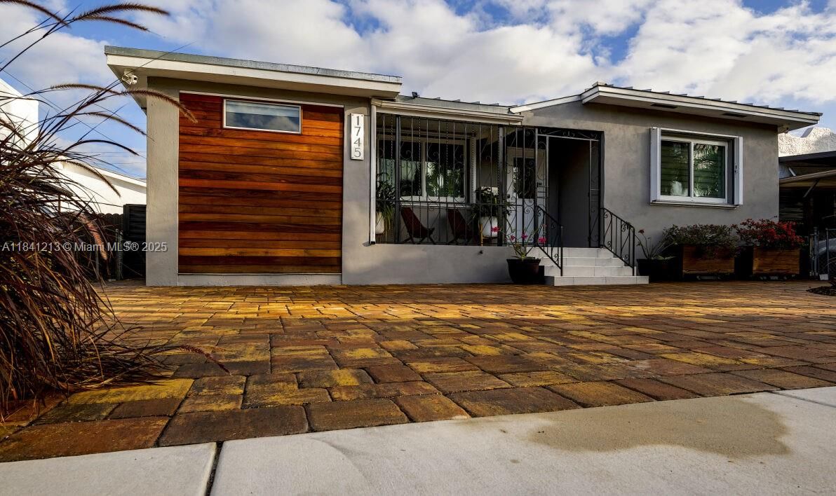 For Sale: $1,200,000 (3 beds, 2 baths, 1536 Square Feet)