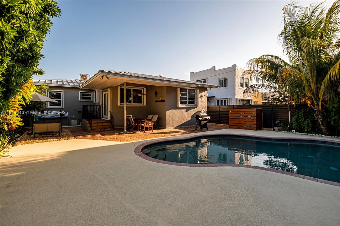 For Sale: $1,200,000 (3 beds, 2 baths, 1536 Square Feet)