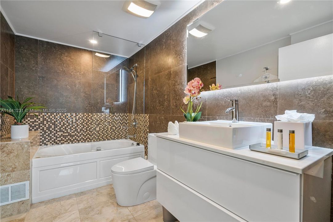 Recently Sold: $1,299,000 (2 beds, 2 baths, 1098 Square Feet)