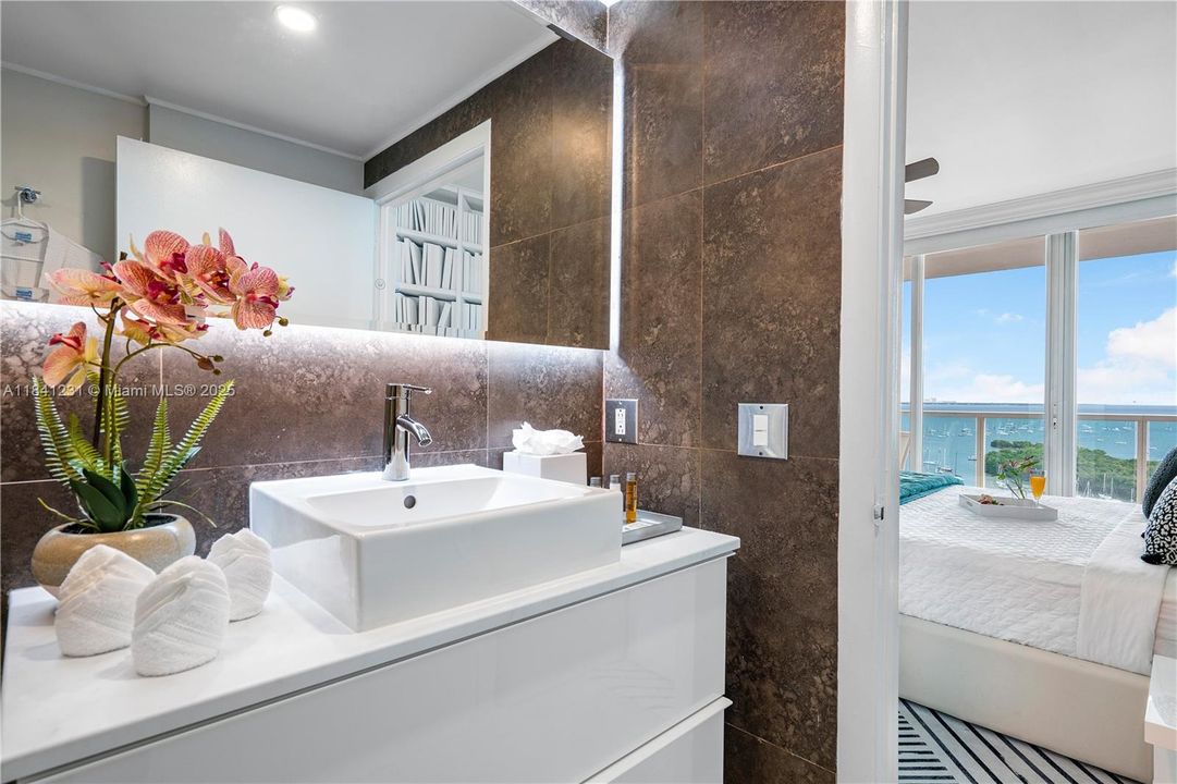 Recently Sold: $1,299,000 (2 beds, 2 baths, 1098 Square Feet)