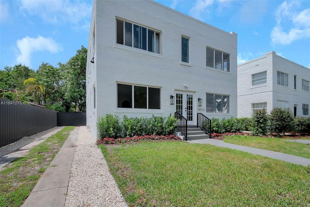 最近租的: $2,600 (1 贝兹, 1 浴室, 736 平方英尺)