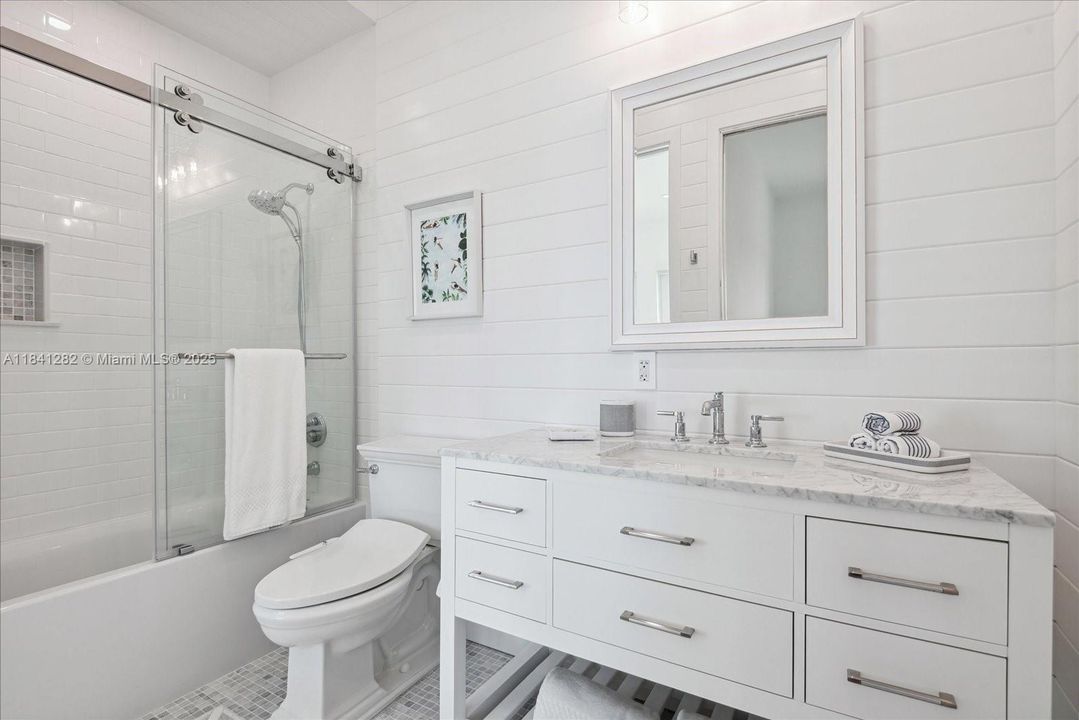 Под контрактом: $20,000 (6 спален, 5 ванн, 3564 Квадратных фут)