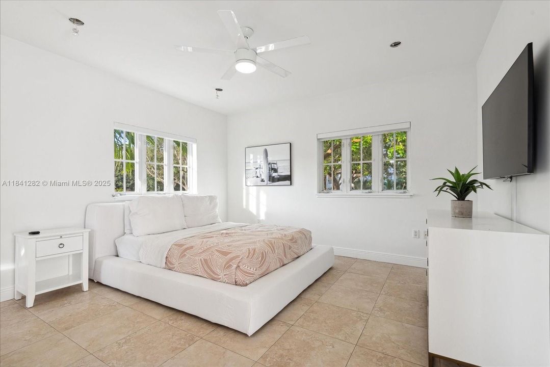 Под контрактом: $20,000 (6 спален, 5 ванн, 3564 Квадратных фут)