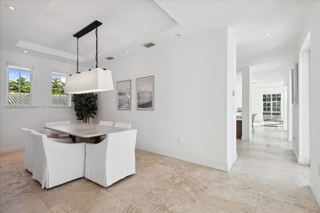 Под контрактом: $20,000 (6 спален, 5 ванн, 3564 Квадратных фут)