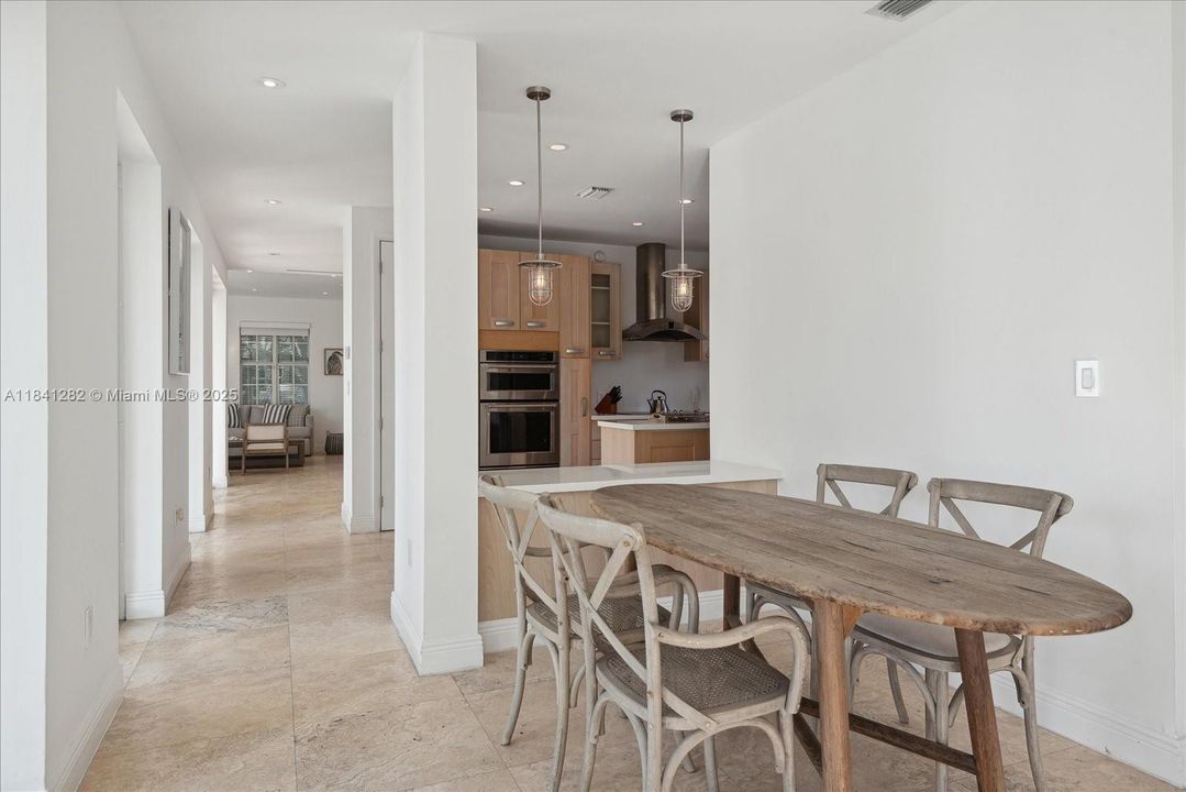 Под контрактом: $20,000 (6 спален, 5 ванн, 3564 Квадратных фут)