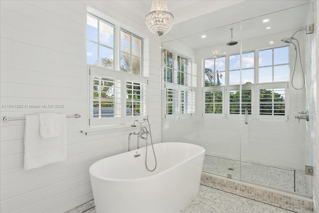 Под контрактом: $20,000 (6 спален, 5 ванн, 3564 Квадратных фут)